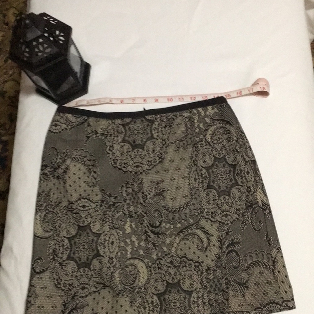 Ann Taylor sz 6 Black lace overlay skirt